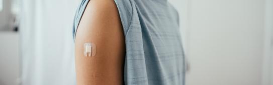 Junge mit einem kleinen Pflaster am Oberarm