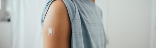 Junge mit einem kleinen Pflaster am Oberarm