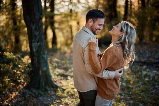 Lachendes Pärchen im Wald