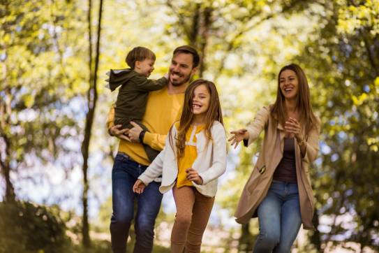 Familie wandert durch den Wald