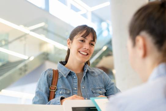 lächelnde Frau am Empfang