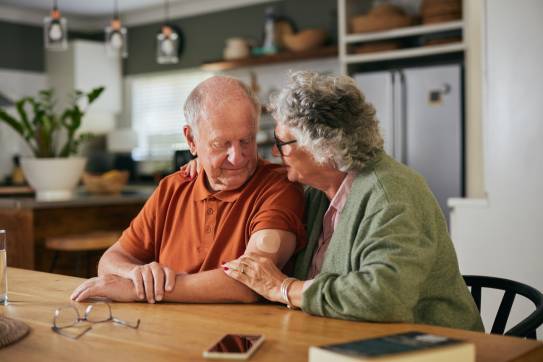 Seniorenpärchen – Mann mit Pflaster auf dem Arm