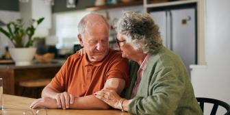 Seniorenpärchen – Mann mit Pflaster auf dem Arm