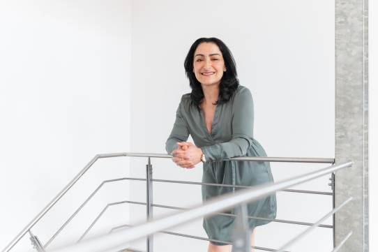 Dr. med. Yildiz Gökdemir lehnt an einem Geländer