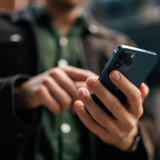 Mann benutzt ein iPhone in Nahaufnahme